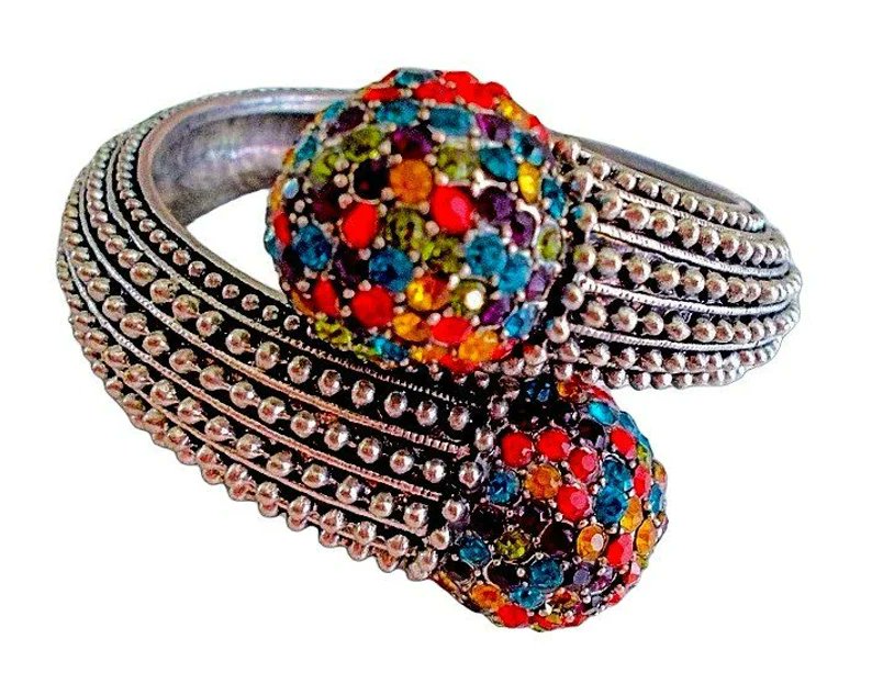 renaissancefai's tweet photo. https://t.co/OIh9gPdtBU
#bracelet #clamper #silverTone #darksilver #rhinestones #rainbow #multicolors #workJewelry #vintage #texture #chic #elegant #bypass https://t.co/GmxrJz4RMF