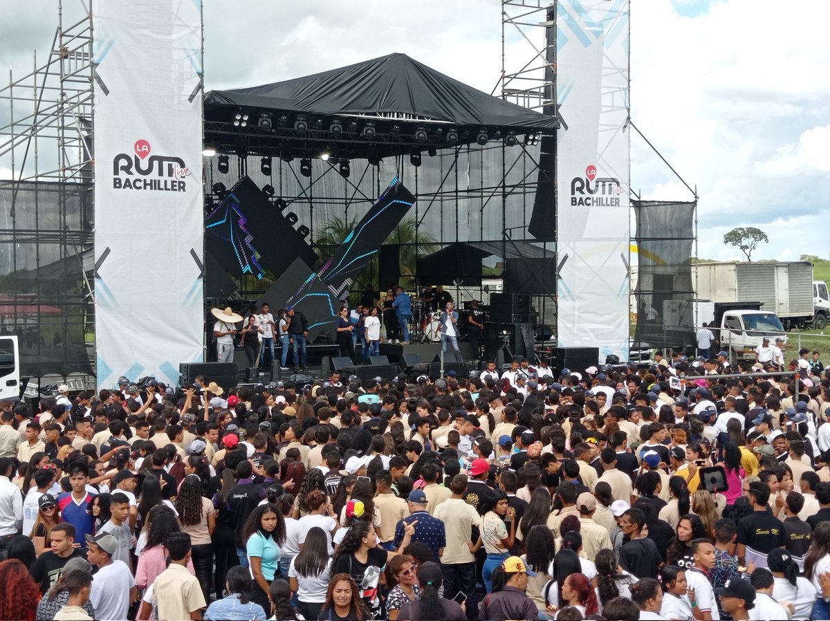 ¡Buena vibra y emoción!

Desde el autódromo Internacional de San Carlos, nuestros bachilleres disfrutaron con mucha alegría la Ruta Live del Bachiller, un regalo de nuestro pdte. <a href="/NicolasMaduro/">Nicolás Maduro</a> para todos los graduandos del 2023.
<a href="/_LaAvanzadora/">Yelitze Santaella</a> @MPPEDUCACION