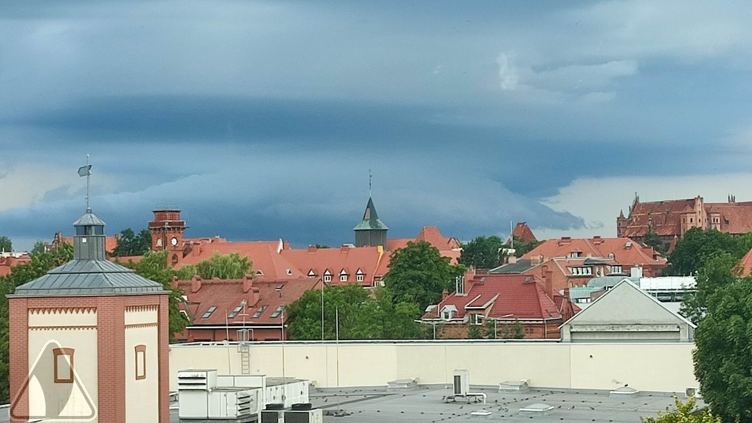 SOB_pl's tweet photo. W @MalborkMiasto widoczna jest chmura stropowa.
Na Pomorzu znajduje się kilka wydajnych opadowo komórek, ale nie dają na ten moment wyładowań atmosferycznych.
fot. Użytkownik Systemu Raportów, majsuiqz
#obserwatorzyburz #burza #superkomórka #murus https://t.co/oqh1dITT0P