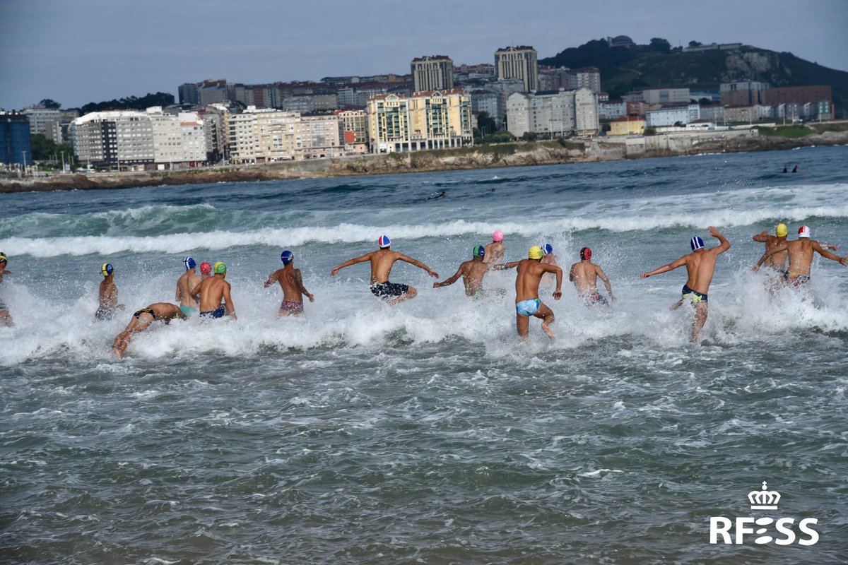 RFESS1's tweet photo. #SySGalicia23 | 1/3 📷 𝗜𝗠Á𝗚𝗘𝗡𝗘𝗦 📸
 
🌅 Fotografías de la tercera y última jornada 𝗫𝗫𝗫𝗩 𝗖𝗮𝗺𝗽𝗲𝗼𝗻𝗮𝘁𝗼 𝗱𝗲 𝗘𝘀𝗽𝗮ñ𝗮 𝗔𝗯𝘀𝗼𝗹𝘂𝘁𝗼 𝗱𝗲 𝗩𝗲𝗿𝗮𝗻𝗼 que se ha celebrado en la Playa de Orzán (#ACoruña) 🌊 del 14 al 16 de julio.
 
#salvamentoysocorrismo https://t.co/Ipw2p0g3SL