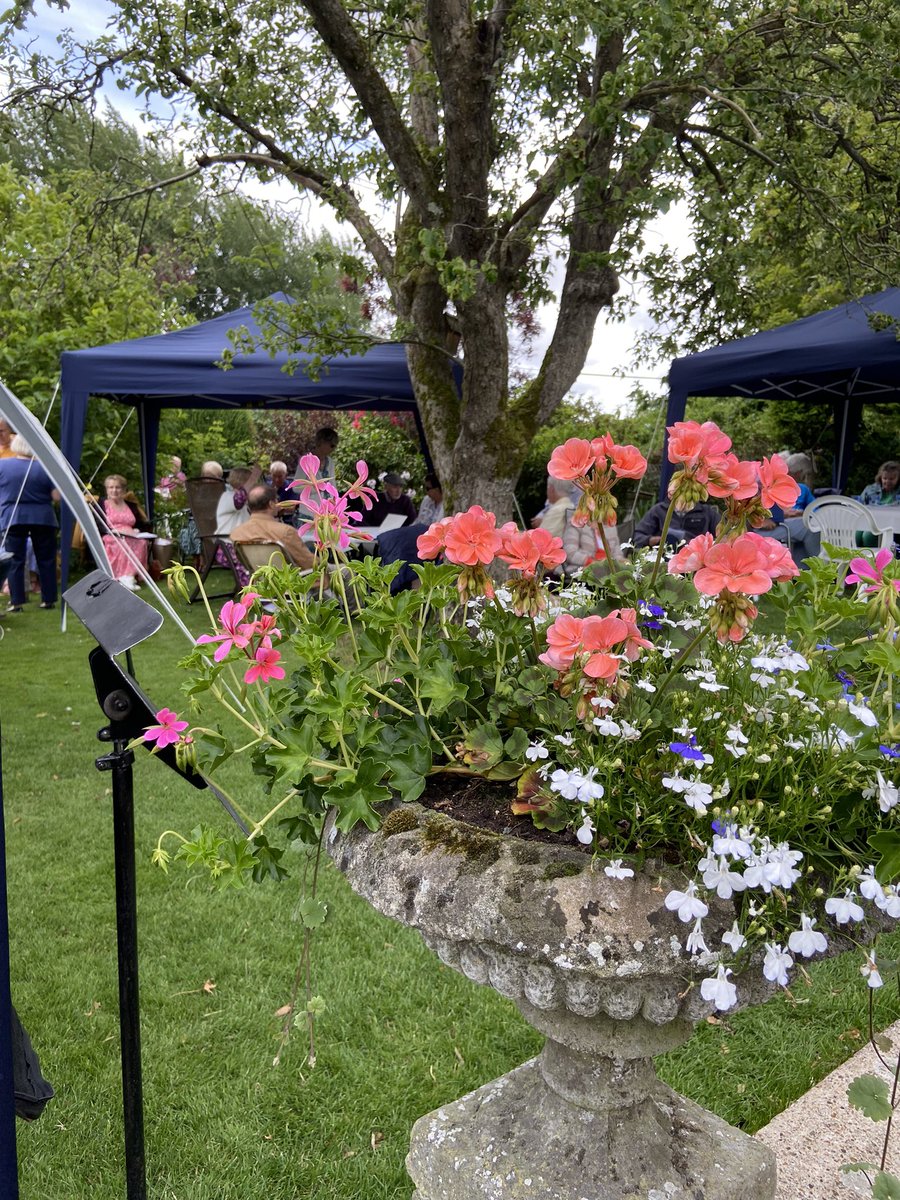 Many thanks to Andover Rotary Club and to Dr and Mrs Marval for having us at your beautiful garden party. We enjoyed singing music by Elgar, Finzi, Britten and others, and of course we enjoyed the cream tea! 🍰