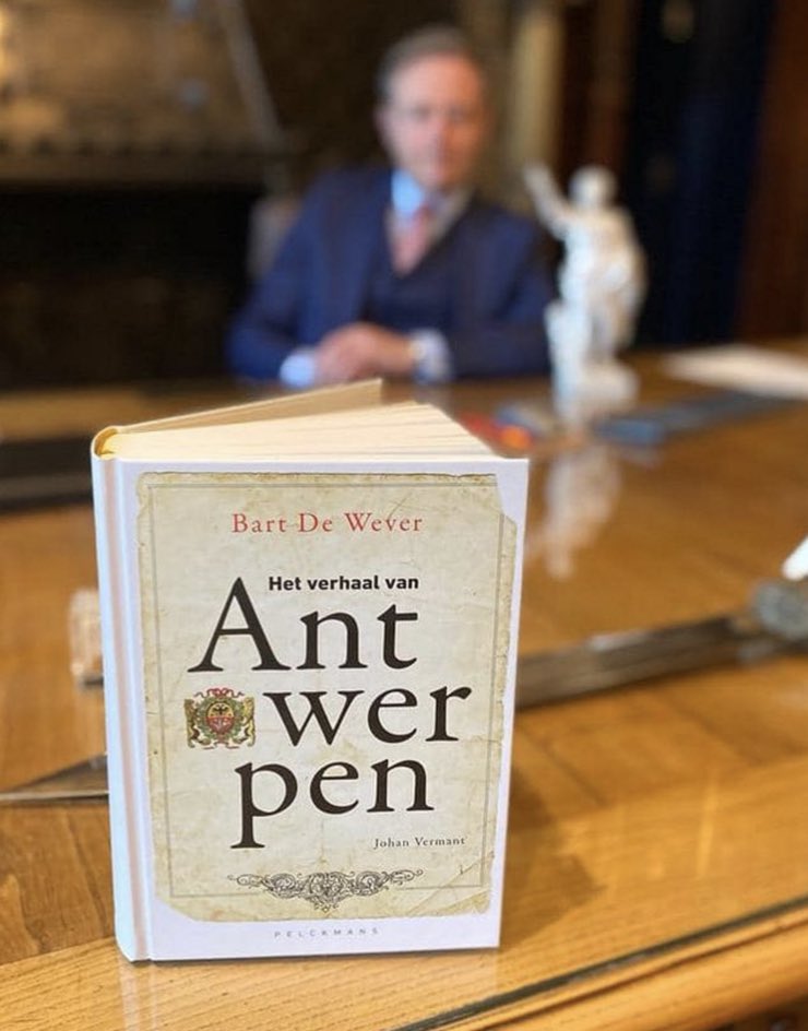 joosthoutman's tweet photo. Wat een heerlijk boek is #HetVerhaalVanAntwerpen van @Bart_DeWever en Johan Vermant! Deze weetjeswatcher, bovendien binnen de oude Antwerpse stadsmuren geboren, heeft ervan genoten!Ook al is het geen #DeRestIsParking (2019)van @bartdecl en Bibi natuurlijk,verschil moet er zijn 😂 https://t.co/6UmaN7hD0T