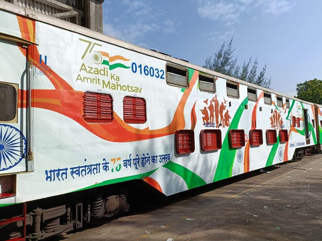 evergreenashu's tweet photo. With discontinuation, one of the icons of Surat is gone forever for now.
Have so many memories attached with this train, as child & adult person. This iconic train will be remembered.
IR should have continued manufacturing such DD Coaches instead of discontinuing
#FlyingRanee https://t.co/WqN2xeA3KE