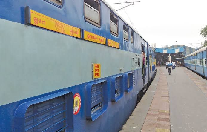 evergreenashu's tweet photo. With discontinuation, one of the icons of Surat is gone forever for now.
Have so many memories attached with this train, as child & adult person. This iconic train will be remembered.
IR should have continued manufacturing such DD Coaches instead of discontinuing
#FlyingRanee https://t.co/WqN2xeA3KE