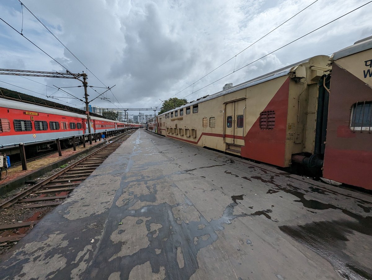 evergreenashu's tweet photo. With discontinuation, one of the icons of Surat is gone forever for now.
Have so many memories attached with this train, as child & adult person. This iconic train will be remembered.
IR should have continued manufacturing such DD Coaches instead of discontinuing
#FlyingRanee https://t.co/WqN2xeA3KE
