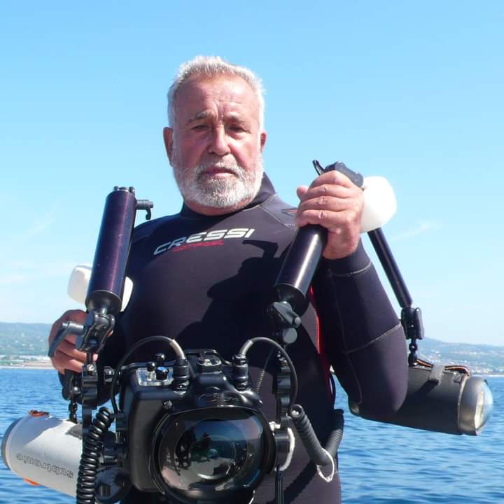 Aquest diumenge ens ha deixat el nostre amic Josep Sabater. Expresident de l’SPAS, instructor federat de busseig, fotògraf submarí i amic de tothom. Ens entristeix molt la teva marxa, però ens reconforta saber que el teu últim alè ha estat fent allò que t’estimaves més.