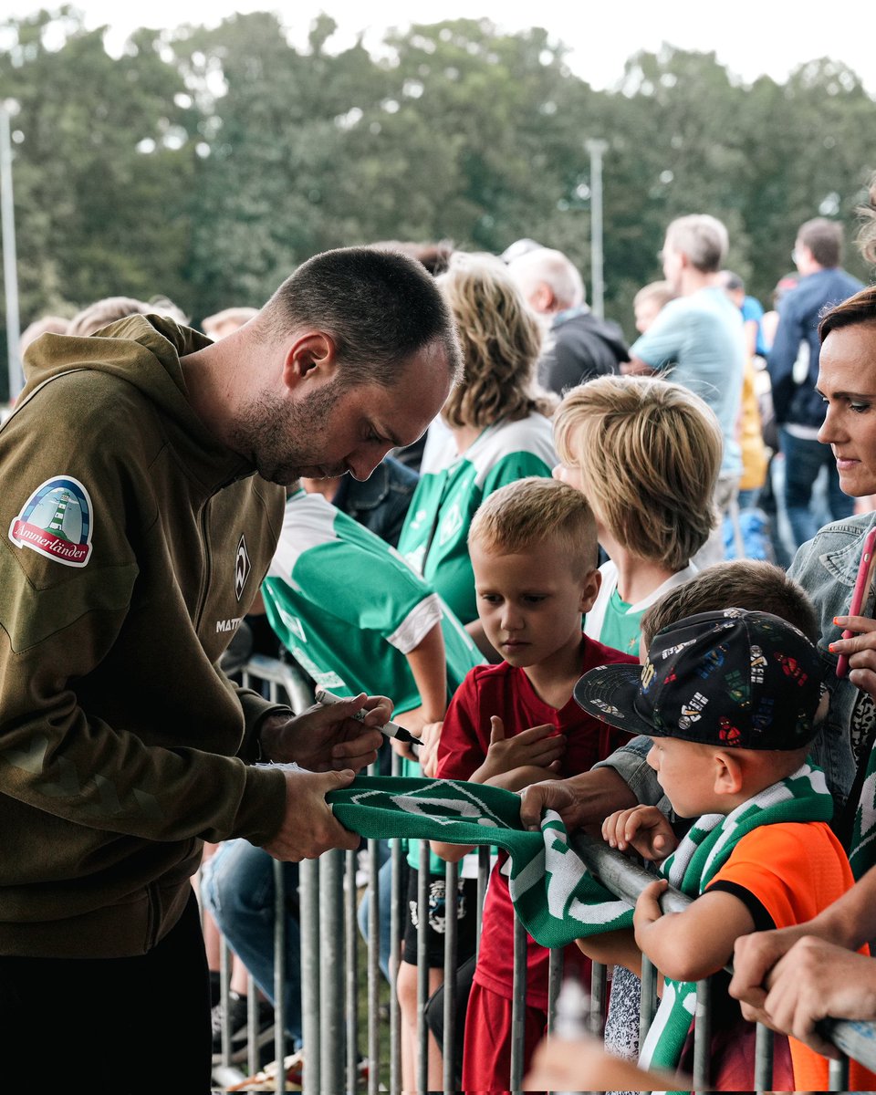 werderbremen's tweet photo. Und mit euch im Fokus verabschieden wir uns aus Westerstede. Schön, dass ihr da wart!💚

#Werder https://t.co/wvcfvRKZ3g
