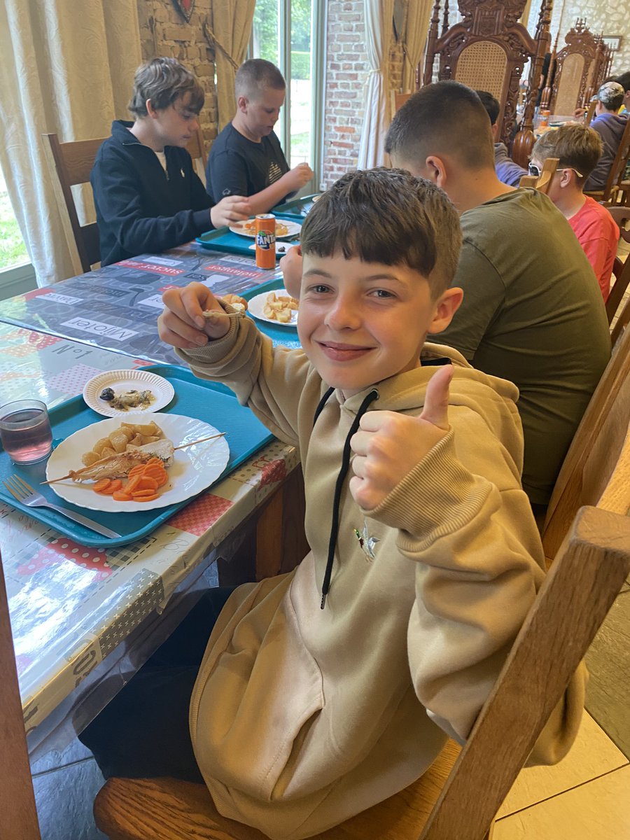 DyfMfl's tweet photo. Frogs legs and Snails for tea! They were a hit! @ManorAdventure @dwryfelin 🐸🐌 #frenchcuisine #escargots #cuissesdegrenouille #france2024 #dyfmfl #frenchimmersion https://t.co/SPf1U1miQr