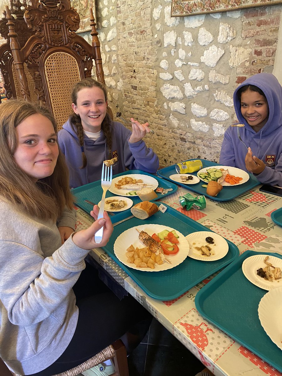 DyfMfl's tweet photo. Frogs legs and Snails for tea! They were a hit! @ManorAdventure @dwryfelin 🐸🐌 #frenchcuisine #escargots #cuissesdegrenouille #france2024 #dyfmfl #frenchimmersion https://t.co/Emb5Ve0018