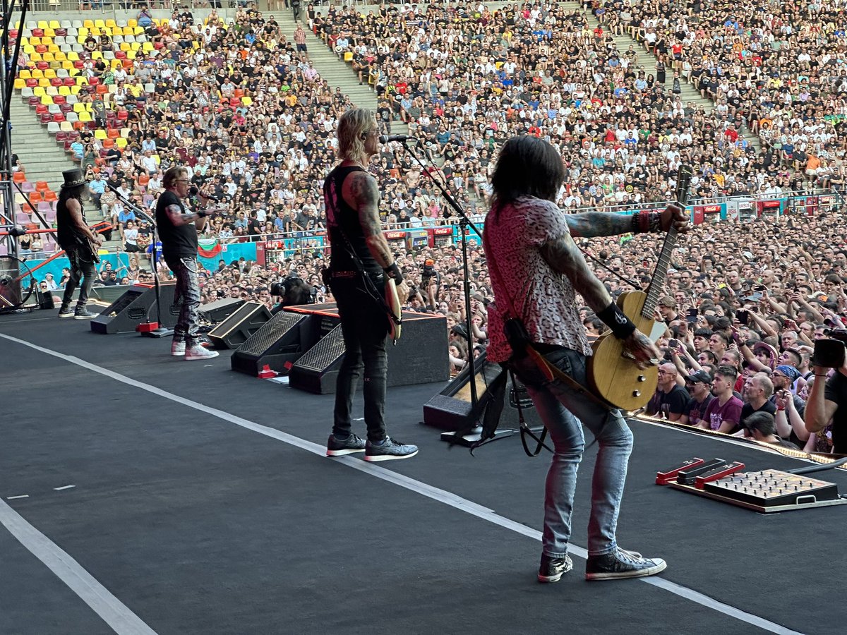 Rock action Bucharest!! <a href="/gunsnroses/">Guns N' Roses</a>