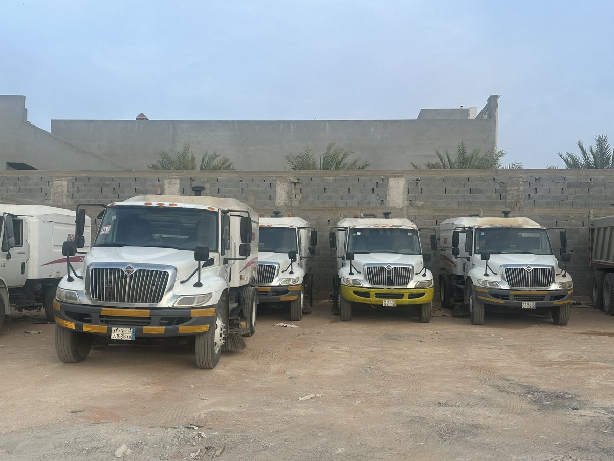 Sweeper and broom cleaner
0555117574