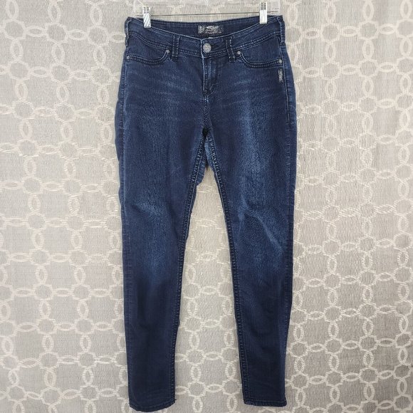 RetrosaurusRex's tweet photo. So good I had to share! Check out all the items I'm loving on @Poshmarkapp #poshmark #fashion #style #shopmycloset #silverjeans: https://t.co/bVETnDbKmf https://t.co/qL3rfImnbo