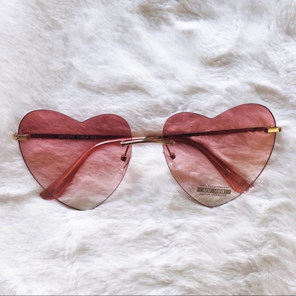 CarlannGroff's tweet photo. So good I had to share! Check out all the items I'm loving on @Poshmarkapp #poshmark #fashion #style #shopmycloset #makeupforever #burberry #stylens: https://t.co/B2OrhvF8xu https://t.co/cwlX5J4EOI