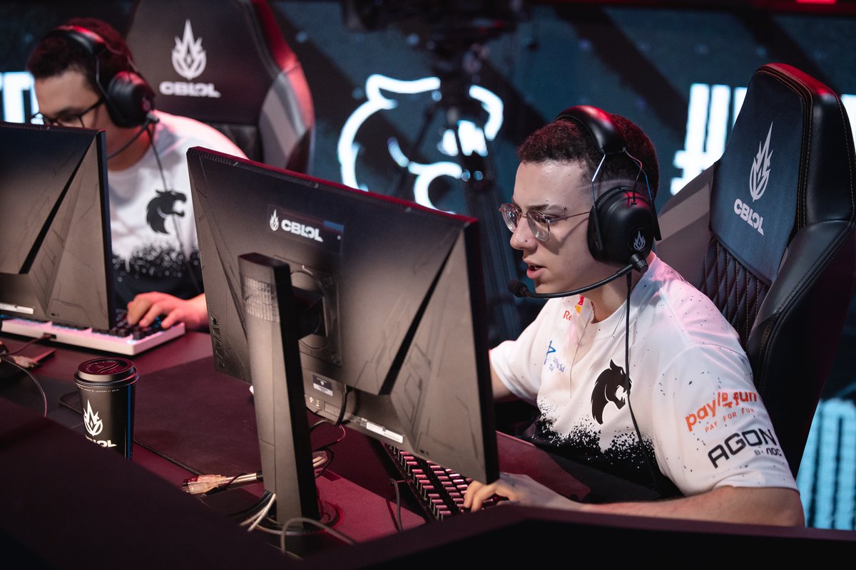 FURIA's tweet photo. Te vejo na torcida!

daqui a pouco, no #CBLOL
#FURIALoL vs @fluxogg!

#DIADEFURIA https://t.co/3ZUly194QE