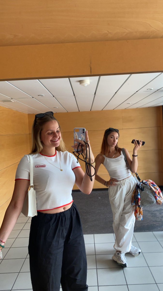 leonidyllique's tweet photo. ah oui c’est vrai, je suis avec @axailedefaucon 😽✨💐 https://t.co/DJyNvdPhL3
