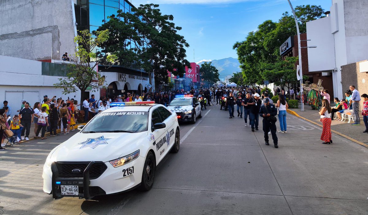 SSPC_GobOax's tweet photo. En el marco de la #Guelaguetza2023, elementos de la @PolVial_GobOax desplegaron un dispositivo vial durante el primer desfile de delegaciones que recorrió las principales calles de la capital oaxaqueña.

Garantizamos la seguridad de visitantes locales, nacionales y extranjeros. https://t.co/9kcRSmYizj