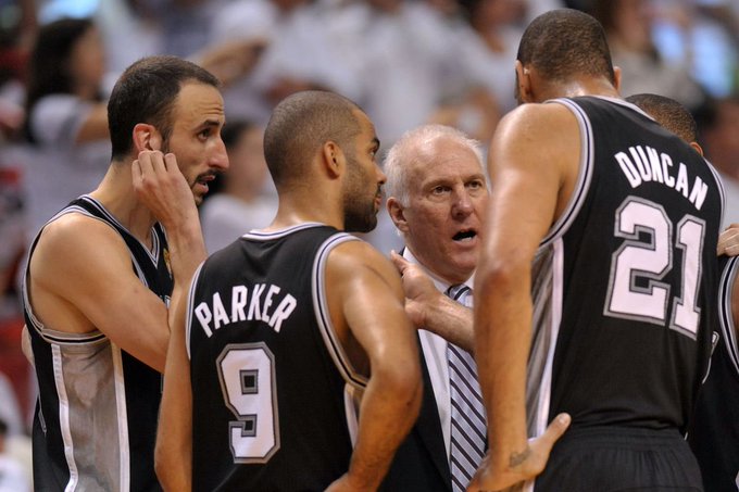 Manu Ginobili, Tony Parker et Tim Duncan entourant Gregg Popovich.