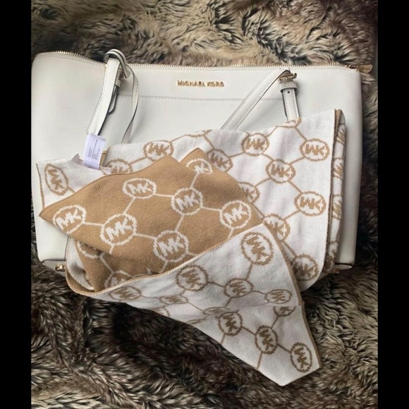 So good I had to share! Check out all the items I'm loving on <a href="/Poshmarkapp/">Poshmark</a> #poshmark #fashion #style #shopmycloset #lindaspivey #cato #michaelmichaelkors: posh.mk/sLMmabVcuBb