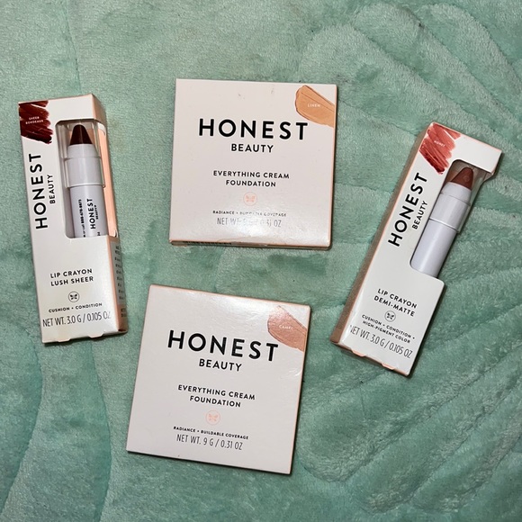 amanda_mucha's tweet photo. So good I had to share! Check out all the items I'm loving on @Poshmarkapp #poshmark #fashion #style #shopmycloset #honestbeauty #saobystacyadams #maxmara: https://t.co/eAvPQx8MaZ https://t.co/9kAihLZeHg