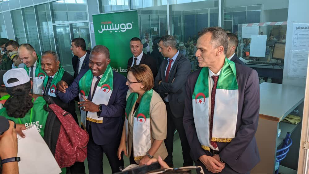 Les enfants envoyés par la Grande Mosquée de Paris en #colonies de vacances en #Algérie chaleureusement accueillis à leur arrivée à Alger, notamment par le ministre de la Jeunesse et des Sports, Abderrahmane Hammad.