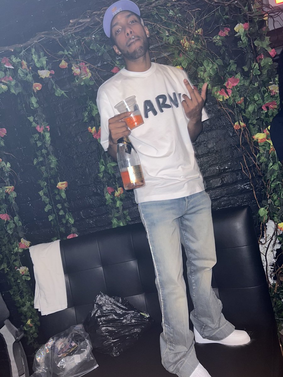 Bino___B's tweet photo. I GOT RAP MONEY. I DONT EVEN RAP. 💰 https://t.co/Kqr7pn6eZO