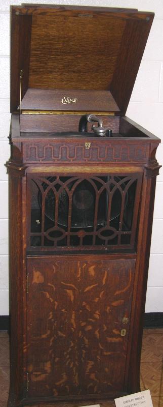 MOTATbot's tweet photo. Phonograph [Edison Diamond Disc], Thomas A. Edison Incorporated, Circa 1917 https://t.co/xvvJCWooQQ https://t.co/7oJVU4XzTs
