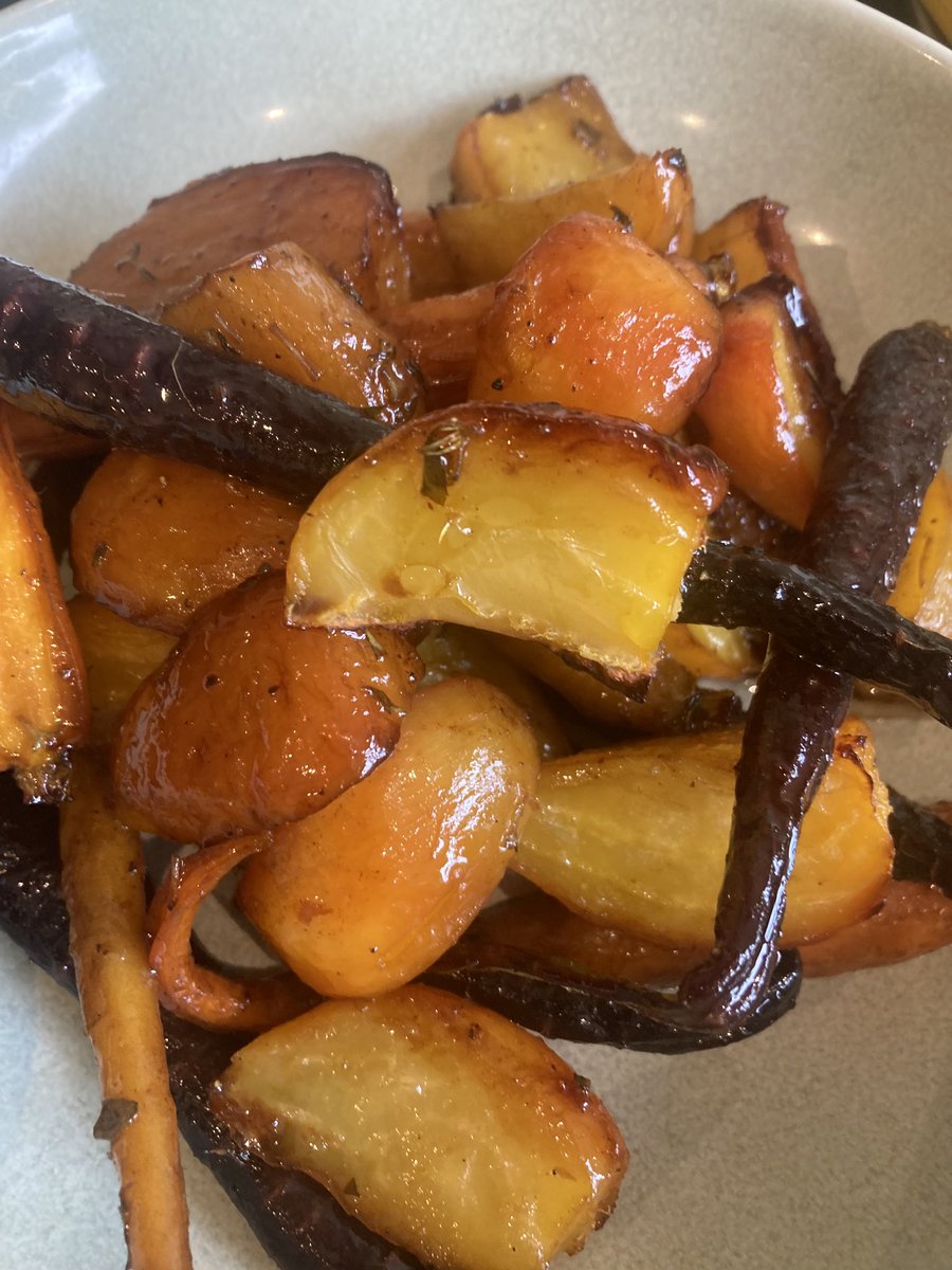 LouBcakes's tweet photo. Using up the last of the #colourful #veg in my โฆ@Riverfordโฉ #vegbox tonight! #honey #glazed #rainbowcarrots & #goldenbeets with #thyme & #griddled #courgettes https://t.co/QygsUc2Sg6