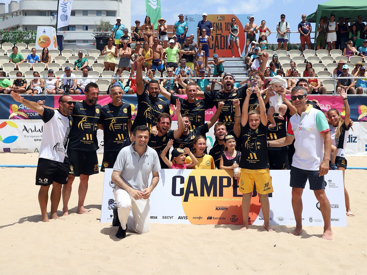 ArenaHandballT's tweet photo. 📸 OS DEJAMOS LAS FOTOS DE LOS GANADORES 

🥹 Acaba de terminar y ya echamos de menos el ambientazo del #Arena1000Cádiz https://t.co/kwp5fuB02B