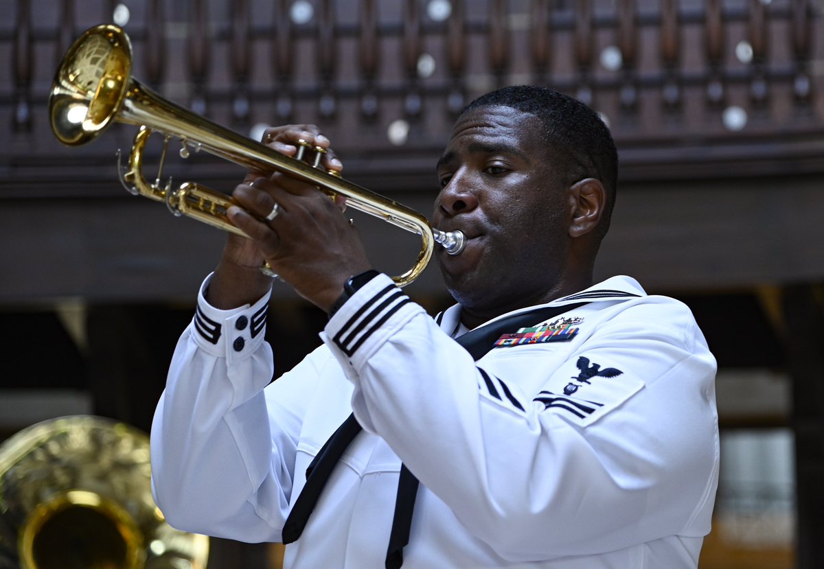 NAVSOUS4THFLT's tweet image. Sailors from the @FleetForcesBand perform at Centro Comercial La Serrenzuela in Cartagena, Colombia during #UNITASLXIV. Hosted by @ArmadaColombia UNITAS is the world’s longest running maritime exercise, featuring approximately 7,000 people from 20 partner nations.