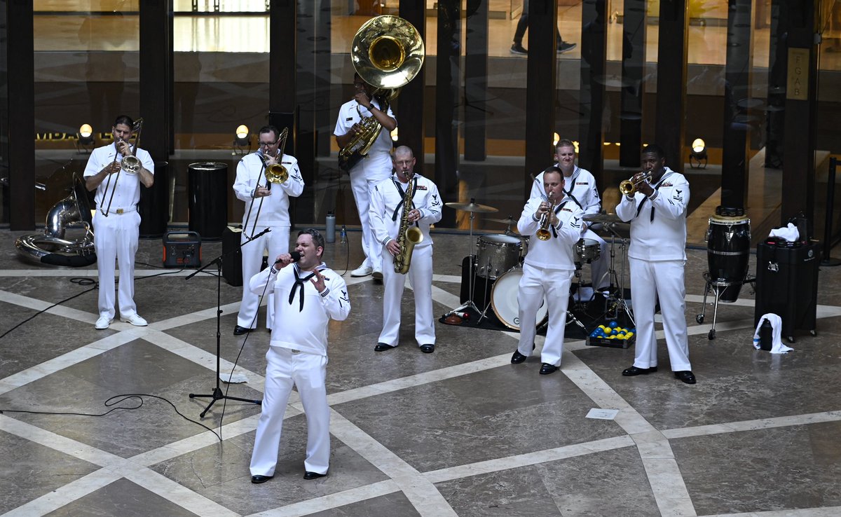 NAVSOUS4THFLT's tweet image. Sailors from the @FleetForcesBand perform at Centro Comercial La Serrenzuela in Cartagena, Colombia during #UNITASLXIV. Hosted by @ArmadaColombia UNITAS is the world’s longest running maritime exercise, featuring approximately 7,000 people from 20 partner nations.