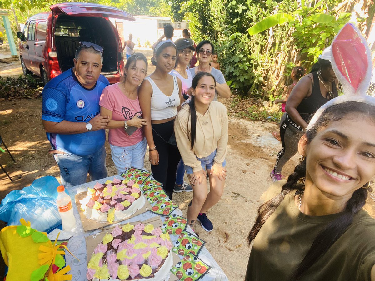 Tidenm's tweet photo. #AduanaMatanzas llegó al barrio vulnerable #LaVioleta celebrando el día de los niños con una sola frase “Si nos sonríen lo estamos haciendo bien”. Llegamos con tan poco y nos fuimos con tantos rostros felices en nuestras memorias, con tantos sueños e ilusiones. #ConToPalBarrio https://t.co/2JxefOSnM9