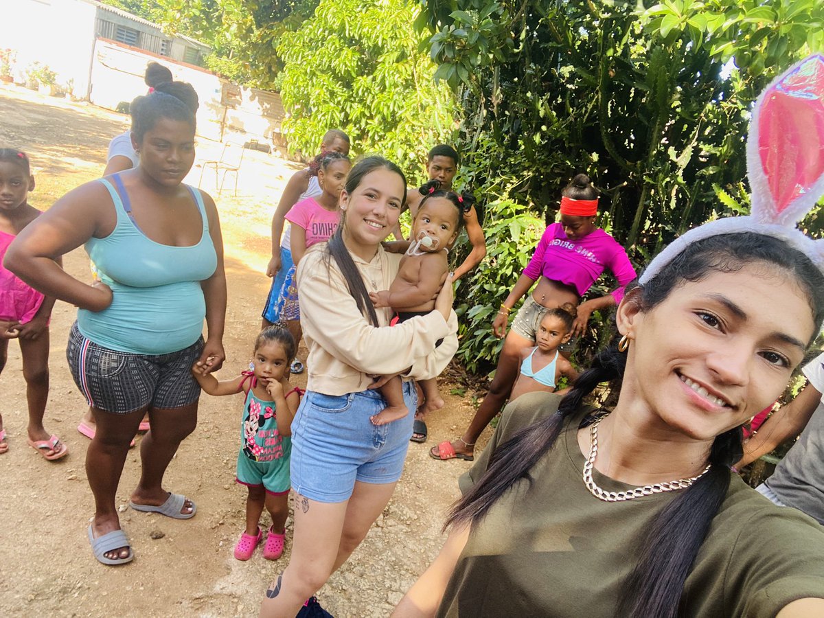 Tidenm's tweet photo. #AduanaMatanzas llegó al barrio vulnerable #LaVioleta celebrando el día de los niños con una sola frase “Si nos sonríen lo estamos haciendo bien”. Llegamos con tan poco y nos fuimos con tantos rostros felices en nuestras memorias, con tantos sueños e ilusiones. #ConToPalBarrio https://t.co/2JxefOSnM9