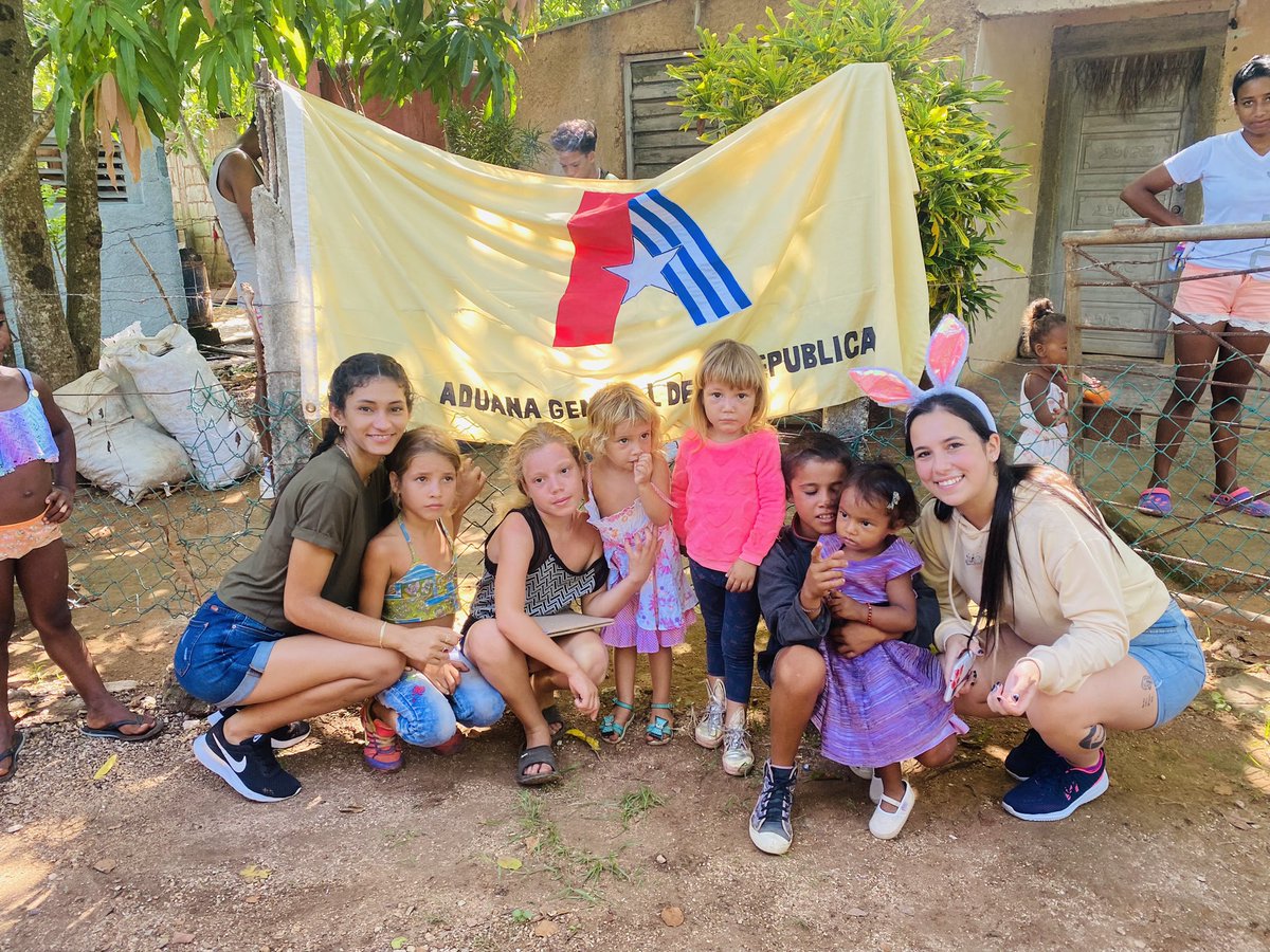 Tidenm's tweet photo. #AduanaMatanzas llegó al barrio vulnerable #LaVioleta celebrando el día de los niños con una sola frase “Si nos sonríen lo estamos haciendo bien”. Llegamos con tan poco y nos fuimos con tantos rostros felices en nuestras memorias, con tantos sueños e ilusiones. #ConToPalBarrio https://t.co/2JxefOSnM9