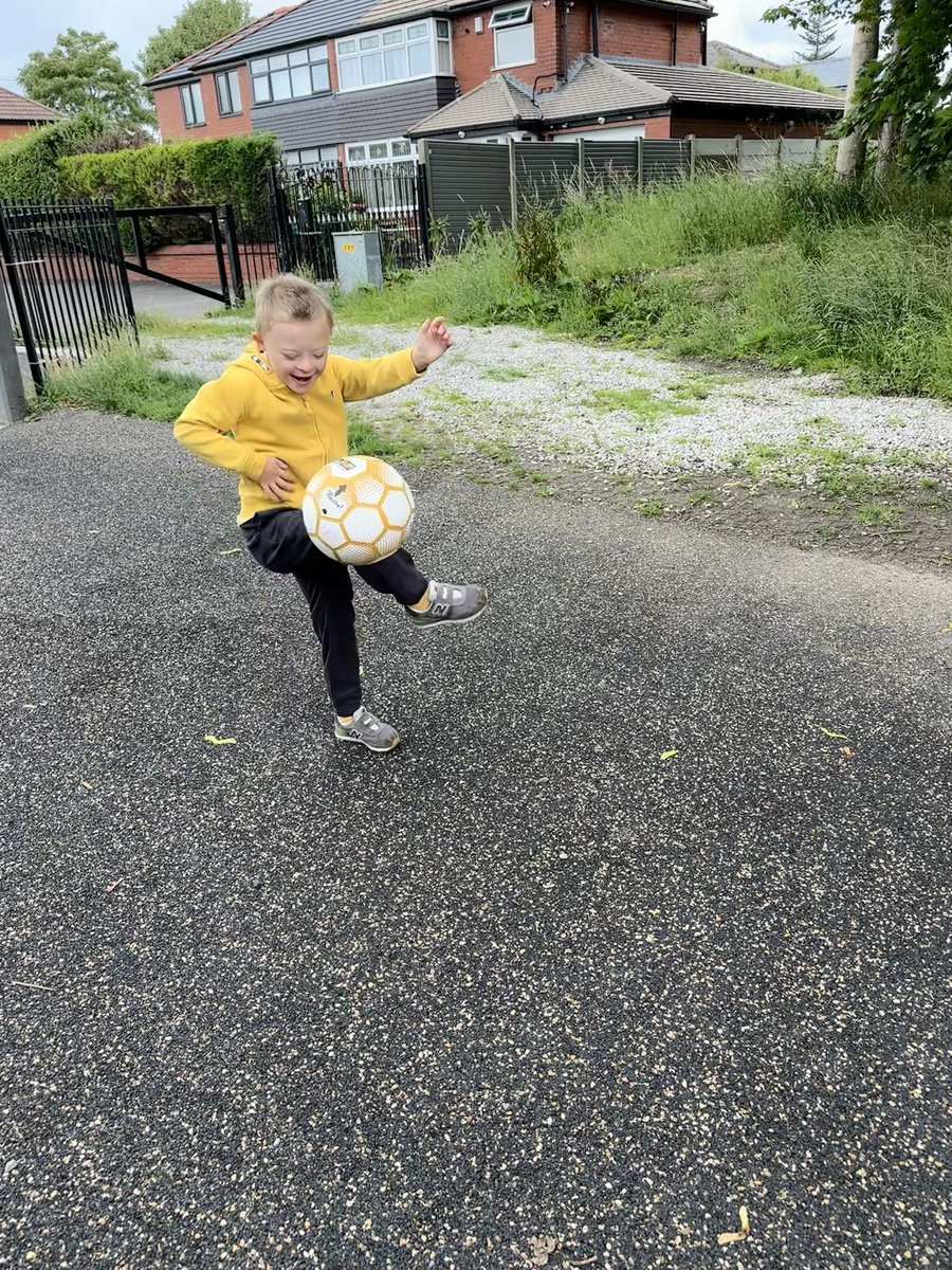 mandyhawley's tweet photo. @Broadoak_Year2 @Broadoak_PE
Practising new football ⚽️ skills, meeting a friend from school at the park and swimming #BroadoakHFF23 https://t.co/w5LQIVqMoV