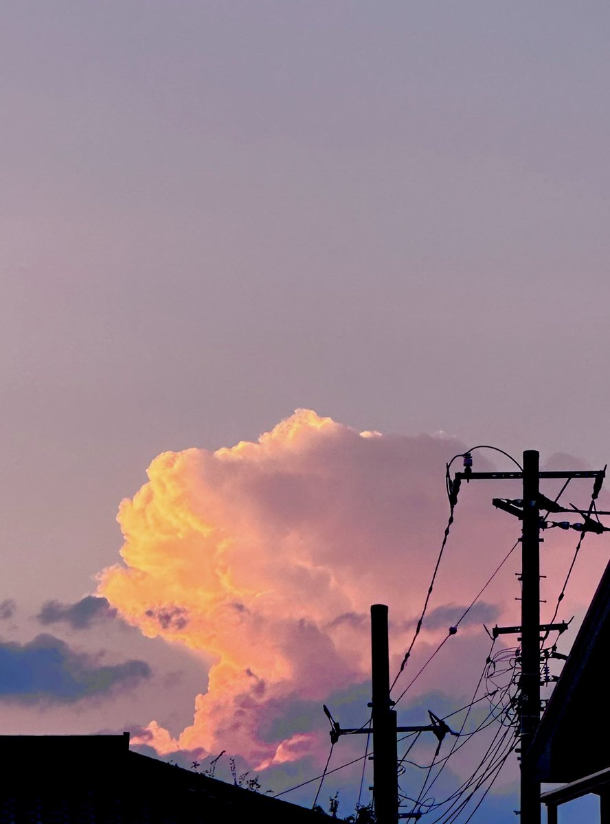 「綺麗。綺麗な雲をみつけると幸せな気分になります 夏の雲が大好きです」|喜久田ゆいのイラスト