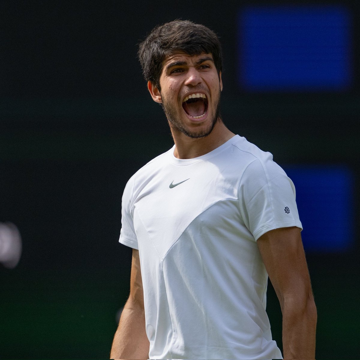 COE_es's tweet photo. 𝗖𝗔𝗥𝗟𝗢𝗦 𝗜 𝗗𝗘 𝗜𝗡𝗚𝗟𝗔𝗧𝗘𝗥𝗥𝗔 👑

🎾 @carlosalcaraz 🇪🇦 conquista su primer @Wimbledon ante Novak Djokovic 🇷🇸 en un partido épico a 5 sets. 

¡El tenista murciano seguirá siendo el N°1️⃣ del mundo! 🌍 https://t.co/RbrONq4Qp3