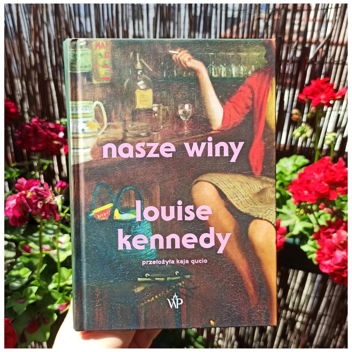 BDarska's tweet photo. Na blogu o "Naszych winach" Louise Kennedy (Wyd. Poznańskie) - pełen napięcia, ale i paradoksalnej w tonie łagodności, portret Irlandii Północnej lat 70. XX w. Ważniejsza od wybuchających bomb jest miłość. Ale i ona jest polem walki. 
#readlist2023pl #BookTwitter #Reading #book https://t.co/Pls4J9roNx