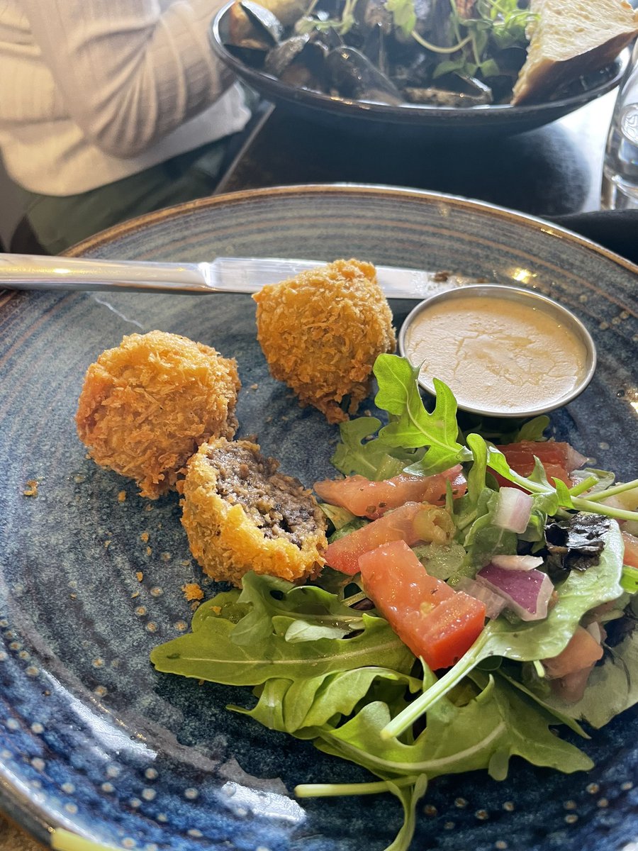 ArRobbo71's tweet photo. Waterfront restaurant Anstruther
#haggis bonbons&smoked haddock #lasagne Outpuckingstanding
#NBU on tour…
#universalworks #saucony #albam #postal #anstruther #sixfingers https://t.co/bwPrwAog6l