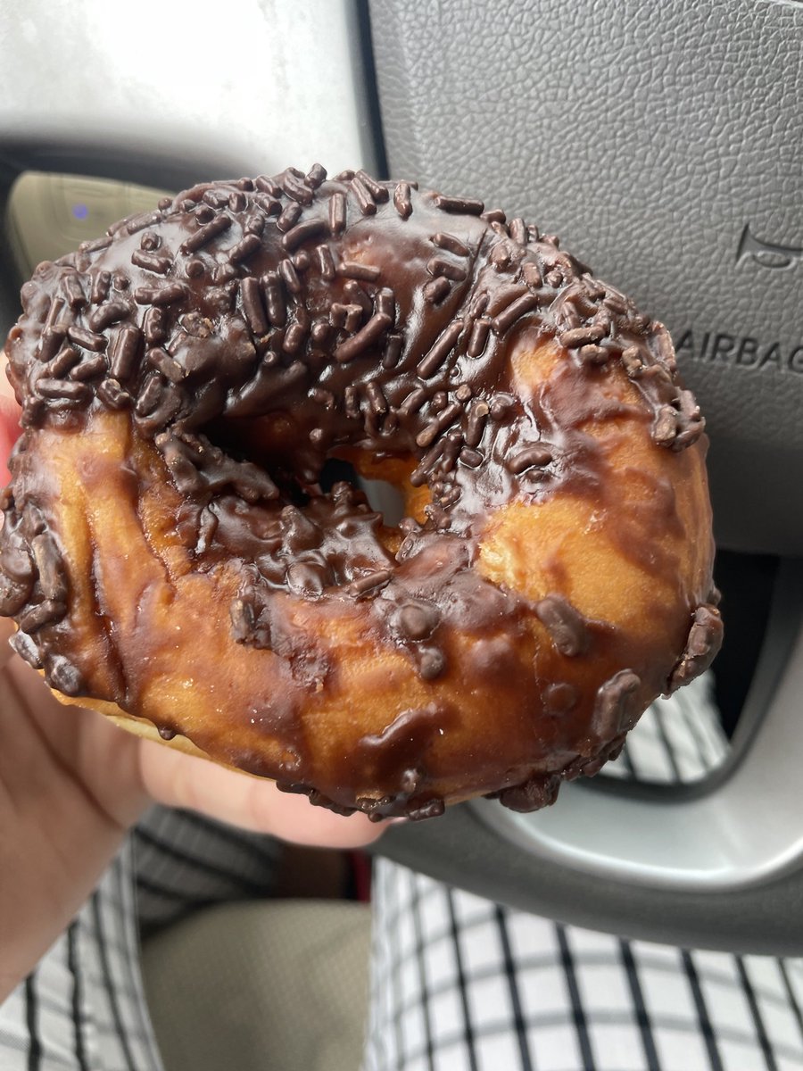 ReneeBabyyyyy's tweet photo. @dunkindonuts where’s the rest of my frosting? https://t.co/6NQdDZCkW9