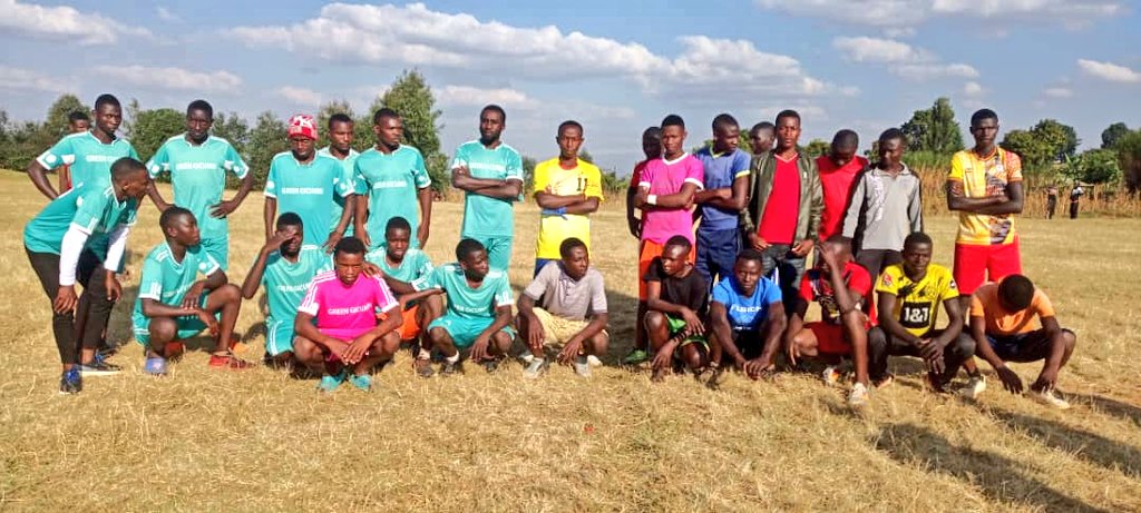 GicumbiN's tweet photo. #Siporo yakomeje murubyiruko rwa @GicumbiDistrict Aho Urubyiruko rwo mu kagali ka muhambo rwakinnye umukino wa gicuti n'urubyiruko  rwa akagali ka Gishambashayo 
#cyumbasector
Mbere y'uko umukino utangira urubyiruko rwahawe Inama zitandukanye. https://t.co/r9vghP8Zqp