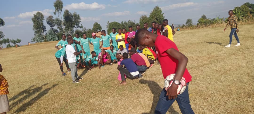 GicumbiN's tweet photo. #Siporo yakomeje murubyiruko rwa @GicumbiDistrict Aho Urubyiruko rwo mu kagali ka muhambo rwakinnye umukino wa gicuti n'urubyiruko  rwa akagali ka Gishambashayo 
#cyumbasector
Mbere y'uko umukino utangira urubyiruko rwahawe Inama zitandukanye. https://t.co/r9vghP8Zqp