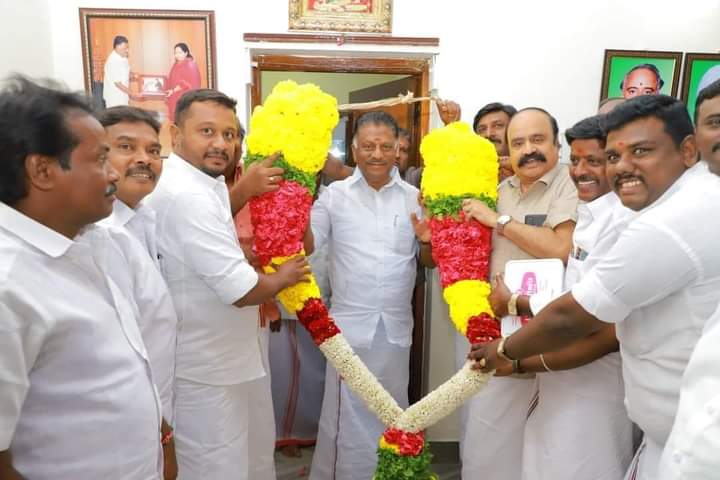 AIADMKchiefOPS's tweet photo. வெற்றித்திருமகன்.... !

#picoftheday   

#AIADMKChiefOPS https://t.co/csaKPg93BO