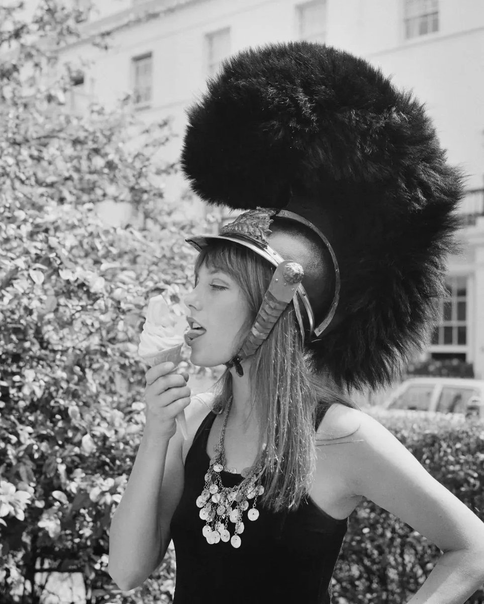 ExtravagantMag's tweet photo. Legendary singer and actress #JaneBirkin has died at the age of 76 at her home in Paris.  Born in London and Parisian by adoption, she was considered a style icon that has transcended decades and trends, marking women of different generations. https://t.co/qMrmX3VdvJ