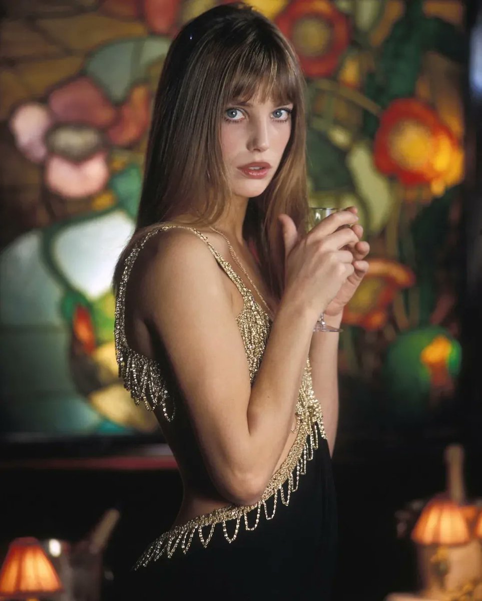 ExtravagantMag's tweet photo. Legendary singer and actress #JaneBirkin has died at the age of 76 at her home in Paris.  Born in London and Parisian by adoption, she was considered a style icon that has transcended decades and trends, marking women of different generations. https://t.co/qMrmX3VdvJ