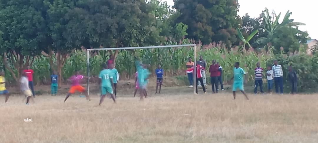 GicumbiN's tweet photo. #Siporo yakomeje murubyiruko rwa @GicumbiDistrict Aho Urubyiruko rwo mu kagali ka muhambo rwakinnye umukino wa gicuti n'urubyiruko  rwa akagali ka Gishambashayo 
#cyumbasector
Mbere y'uko umukino utangira urubyiruko rwahawe Inama zitandukanye. https://t.co/r9vghP8Zqp