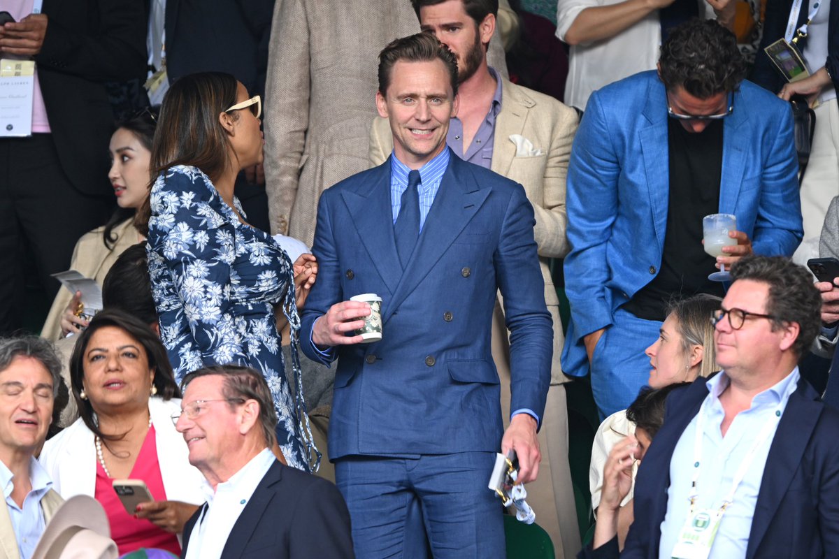 GlamourMex's tweet photo. Tom Hiddleston en Wimbledon 🎾 https://t.co/pC0kSdzX5P