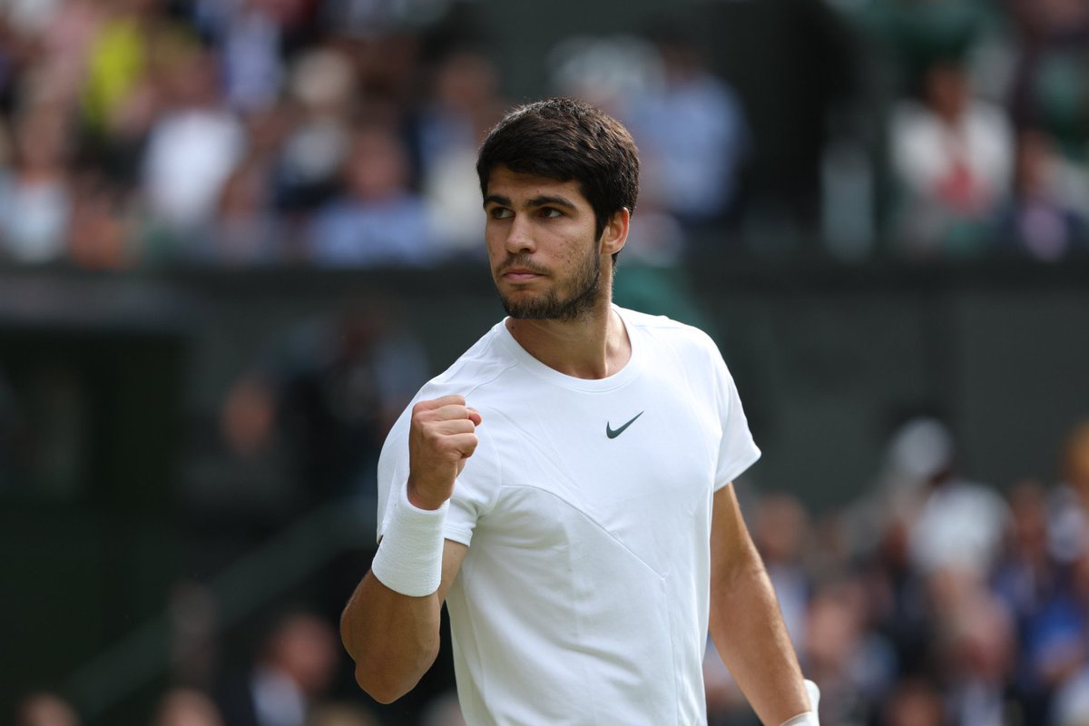 StorieASpicchi's tweet photo. In una finale leggendaria, contro un avversario leggendario, in quella che molto probabilmente apre le porte a un nuovo capitolo della storia del tennis. A fine primo set in tanti avevano smesso di seguire la partita convinti di assistere a una gara a senso unico: si sono persi un passaggio di consegne.

Perché Carlos, classe 2003, ha portato a casa Wimbledon con una gara di classe, resistenza, potenza, tenuta atletica e soprattutto mentale contro un fenomenale Nole Djokovic. Mostrando un tennis che unisce fisicità a talento, difesa a colpi di puro genio. Aveva già vinto a New York contro Ruud, ma il palcoscenico e l’avversario di oggi danno alla vittoria un valore simbolico totalmente diverso.

È il 16 luglio del 2023. A Londra è iniziata ufficialmente l’era Alcaraz. Teniamoci forte.

#wimbledon