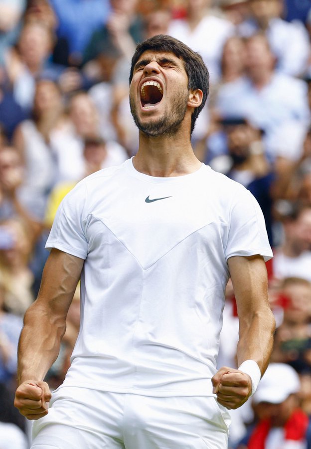 jmgmoron's tweet photo. EL GRITO DE ESPAÑA!!!

Carlos Alcaraz levanta un partido increíble ante Djokovic en una de esas finales que todos recordaremos con el paso de los años.

Va a por la historia. Ganar a Nole en Wimbledon y en 5 mangas son palabras mayores. Está absolutamente loco. https://t.co/TTtPma4eHy