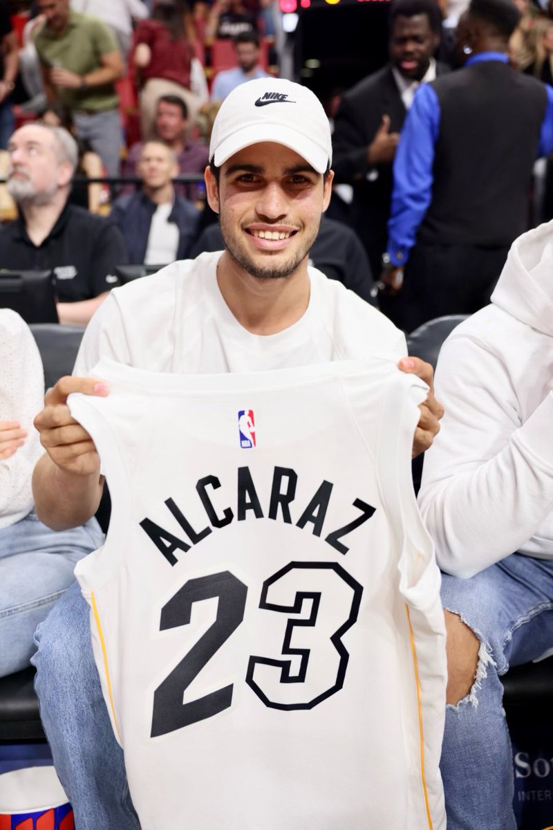 NBAspain's tweet photo. C A M P E Ó N ❤️ https://t.co/vPoUDwSAzq