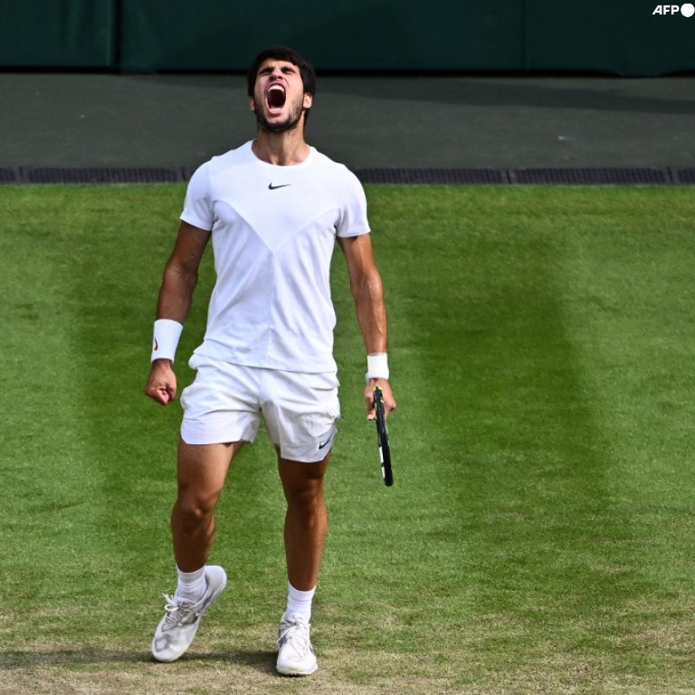 ¡¡ALCARAZ GANÓ WIMBLEDON!! En una final para la historia, el español Carlos Alcaraz venció a Novak Djokovic y conquistó Wimbledon por primera vez en su carrera. Fueron 5 sets y más de 4 horas y media de partido. El segundo Grand Slam para el tenista de apenas 20 años de edad. El